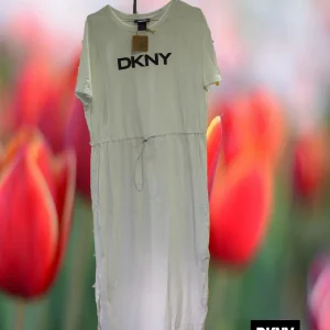 VESTIDO BLANCO LARGO DE ALGODÓN MANGA CORTA CON LOGO DKNY DELANTERO
