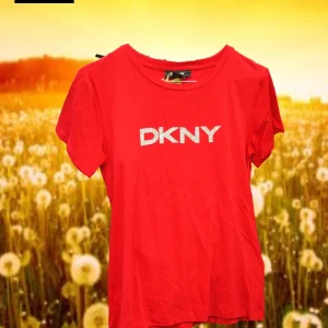 CAMISETA ROJA  MANGA CORTA CON LOGO DKNY