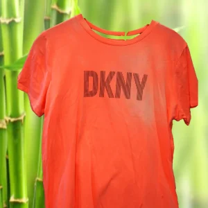CAMISETA ROSA FLUOR MANGA CORTA CON LOGO DKNY