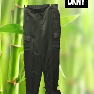 PANTALÓN NEGRO CON BOLSILLOS ( TARA MANCHA PARTE BAJA ) DKNY