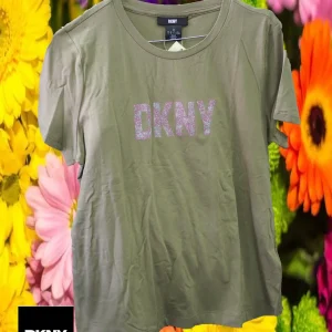 CAMISETA VERDE CON LOGO EN BRILLANTE ( TARA PARTE BAJA DEFECTUOSA ) DKNY