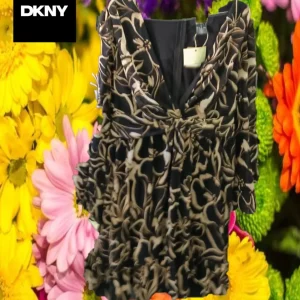 VESTIDO NEGRO MIDI CON ESTAMPADO Y MANGA LARGA ( TARA PEQUEÑA ROTURA EN PUÑO DERECHO ) DKNY