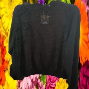 CHAQUETA NEGRA CON GANCHILLO EN PARTE TRASERA DKNY