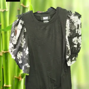 CAMISETA NEGRA CON MANGAS EN GASA ESTAMPADAS ( TARA DESCOLORIDO EN PARTE TRASERA ) DKNY