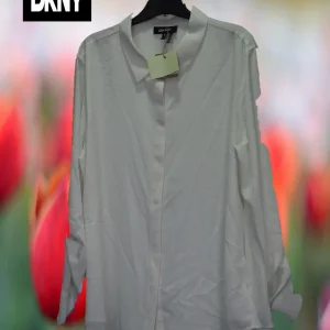 CAMISA MANGA LARGA BLANCA CON BOTONES PLATEADOS EN PUÑOS ( TARA ROTURA PARTE BAJA DERECHA ) DKNY