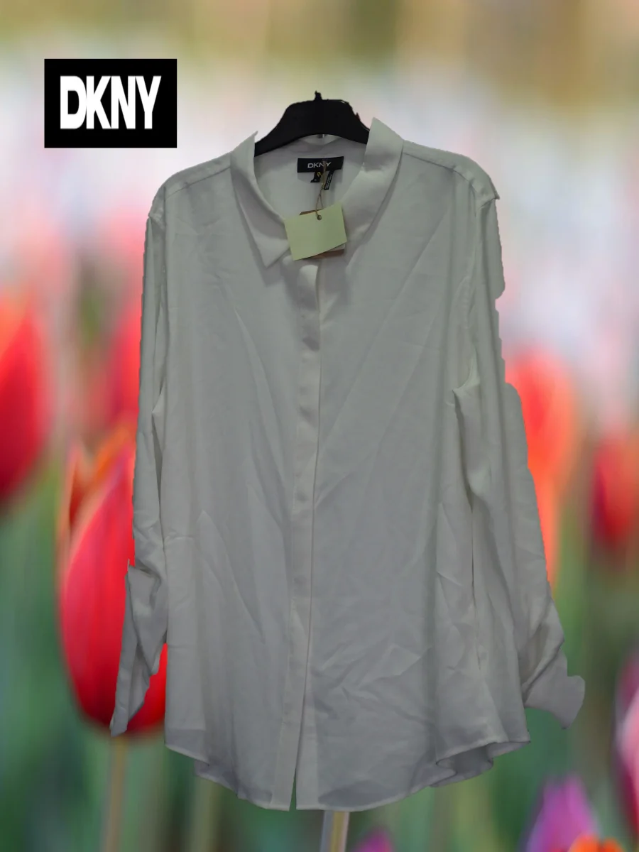 CAMISA MANGA LARGA BLANCA CON BOTONES PLATEADOS EN PUÑOS ( TARA ROTURA PARTE BAJA DERECHA ) DKNY