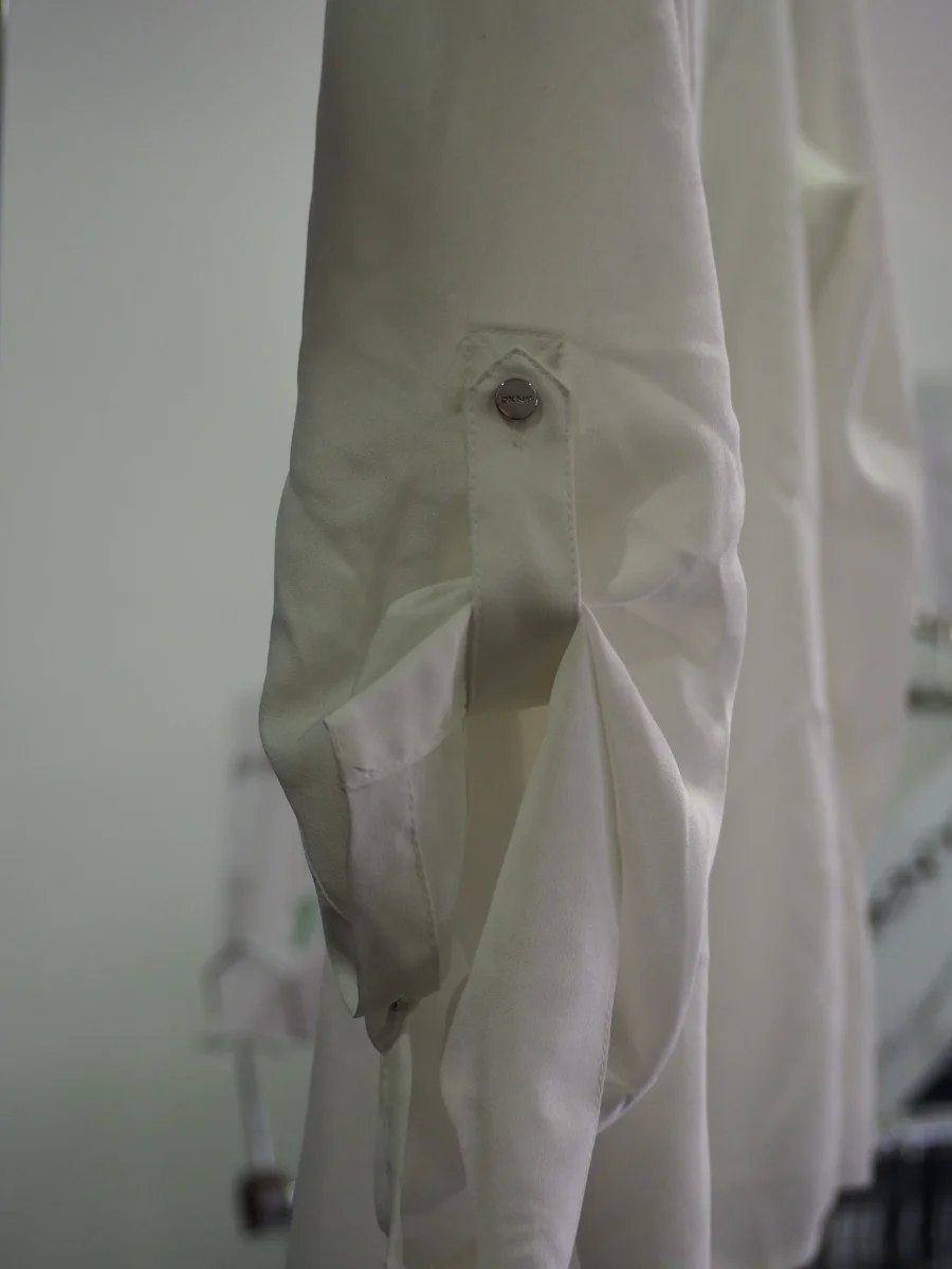 CAMISA MANGA LARGA BLANCA CON BOTONES PLATEADOS EN PUÑOS ( TARA ROTURA PARTE BAJA DERECHA ) DKNY - Imagen 3