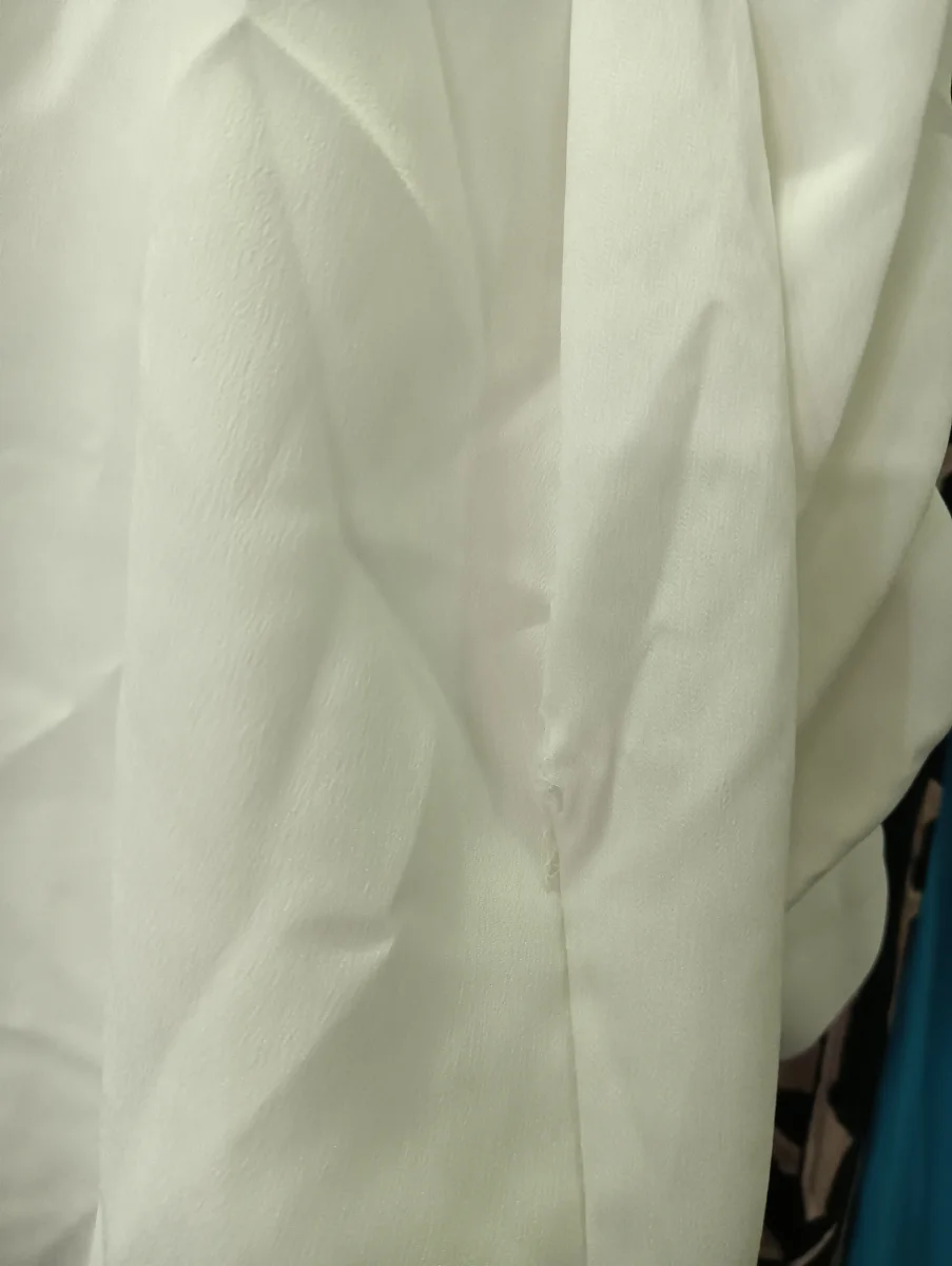 CAMISA MANGA LARGA BLANCA CON BOTONES PLATEADOS EN PUÑOS ( TARA ROTURA PARTE BAJA DERECHA ) DKNY - Imagen 4