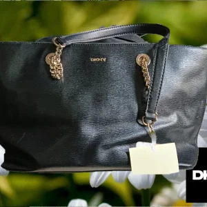 BOLSO NEGRO MEDIANO DE PIEL ( TARA MANCHA ZONA DELANTERA Y ASA DESGASTADA ) DKNY
