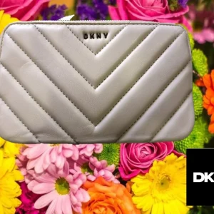 BOLSO PEQUEÑO GRIS ESTILO CARTERA CON ASA LARGA( TARA PEQUENA MANCHA EN ZONA DE CREMALLERA ) DKNY