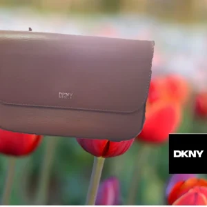 BOLSO PEQUEÑO MARRON ( TARA DESPRENDIDO GANCHO CORREA ) DKNY