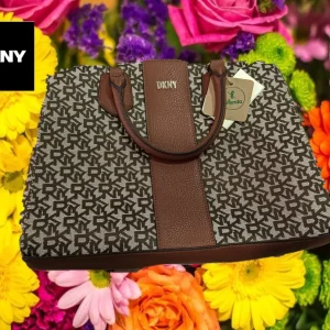 BOLSO MARRÓN CON SERIGRAFÍA DKNY ( TARA ASA DEFECTUOSA ) DKNY