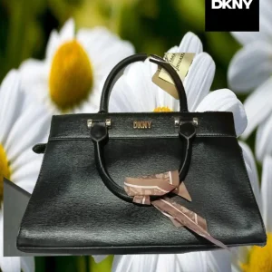 BOLSO NEGRO PIEL CON DETALLE PAÑUELO EN ASA ( TARA ASA DEFECTUOSA ) DKNY