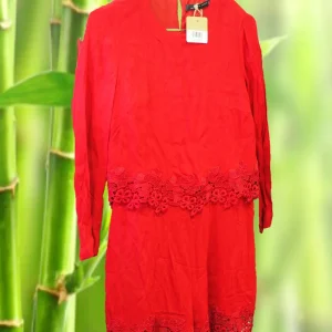VESTIDO ROJO MIDI MANGA LARGA CON ENCAJE EN CINTURA Y BAJO