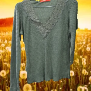 JERSEY GRIS MUJER CON DETALLE DE ENCAJES