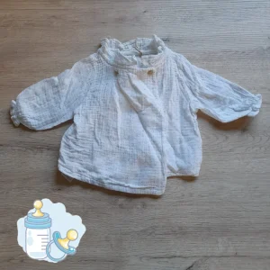 CAMISA BEIGE CON CUELLO DE COLOR BEBE