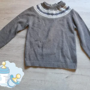 JERSEY MARRON CON DIBUJOS EN CUELLO NIÑO
