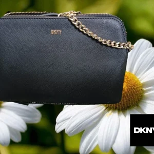 BOLSO PEQUEÑO NEGRO CON ASA METÁLICA ( TARA DESCOSIDO PARTE INFERIOR, CUERO SUELTO EN EL CUERPO ) DKNY
