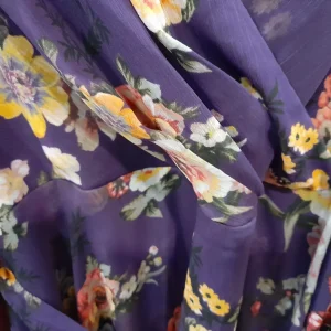 VESTIDO MORADO LARGO DE GASA CON ESTAMPADO FLORAL Y MANGA LARGA DKNY