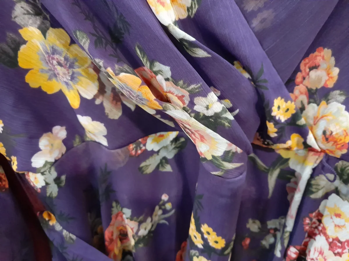 VESTIDO MORADO LARGO DE GASA CON ESTAMPADO FLORAL Y MANGA LARGA DKNY