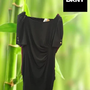 VESTIDO NEGRO MIDI MANGA CORTA CON DETALLES DE BOTONES DORADOS DKNY