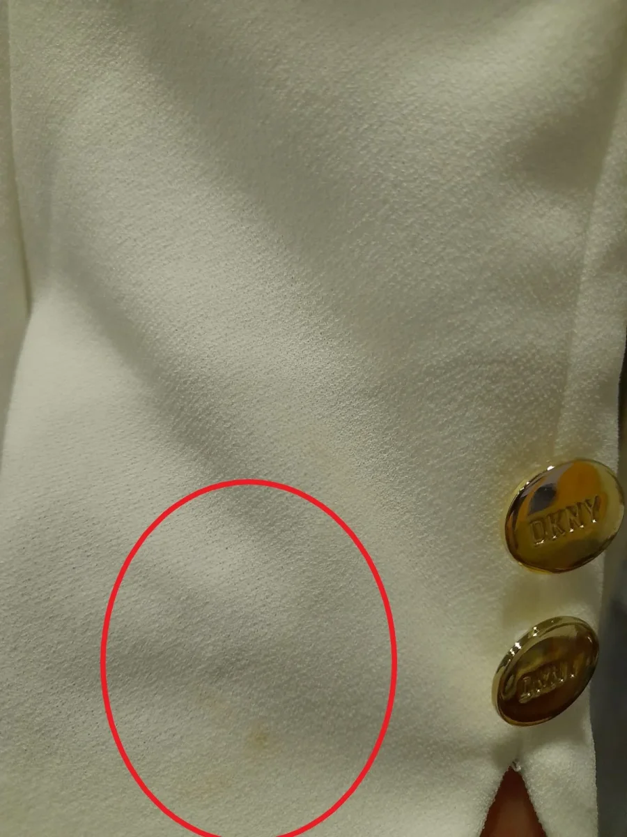 VESTIDO BLANCO MIDI MANGA CORTA CON DETALLES DE BOTONES DORADOS DKNY ( TARA PEQUEÑA MANCHA MANGA IZQUIERDA ) - Imagen 3