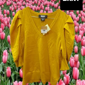 JERSEY MUJER MOSTAZA MANGA FRANCESA ABULLONADA DKNY( TARA ROTURA PARTE BAJA )