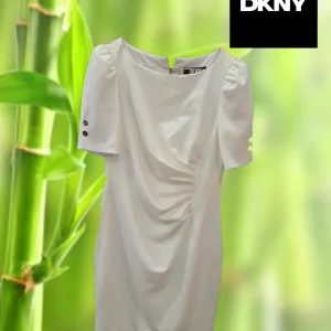 VESTIDO BLANCO MIDI MANGA CORTA CON DETALLES DE BOTONES DORADOS DKNY ( TARA PEQUEÑO ENGANCHE ZONA CINTURA)