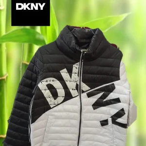 ABRIGO MUJER NEGRO Y BLANCO CON SERIGRAFIA DKNY ( TARA SERIGRAFÍA DETERIORADA )