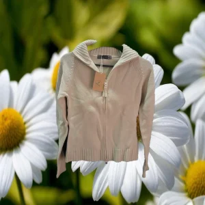 CHAQUETA BEIGE DE PUNTO CON CREMALLERA
