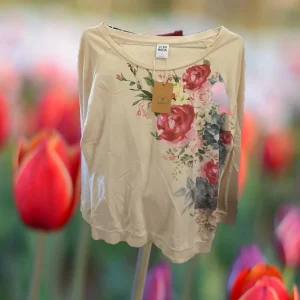 CAMISETA MUJER BEIGE CON ESTAMPADO FLORAL Y MANGA LARGA