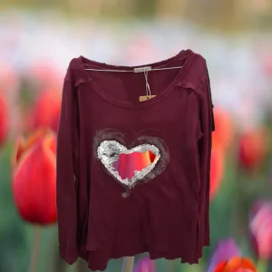 CAMISETA GRANATE CON DIBUJO DE LENTEJUELAS