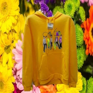 SUDADERA AMARILLA CON CAPUCHA Y DIBUJO