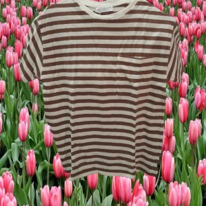 JERSEY MANGA CORTA BEIGE CON RAYAS MARRONES  NIÑ@