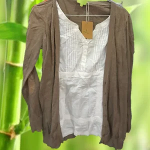 VESTIDO CAMISERO BLANCO CON CHAQUETA MARRON PUNTO UNIDO