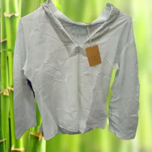 CAMISA MUJER BLANCA CON ESTAMPADO Y DETALLES DE LENTEJUELAS EN EL CUELLO MANGA LARGA