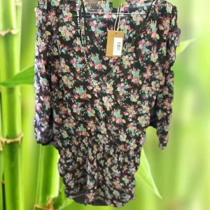 VESTIDO NEGRO CON ESTAMPADO FLORAL Y MANGA LARGA