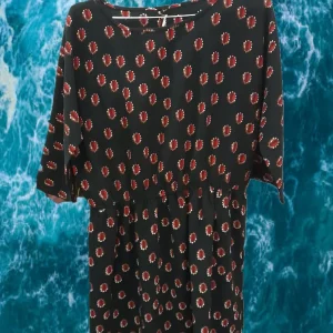 VESTIDO NEGRO CON ESTAMPADO ROJO