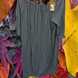 VESTIDO MIDI GRIS CON MANGA FRANCESA