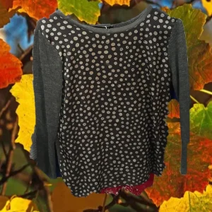 CAMISA MUJER MANGA LARGA GRIS CON LUNARES Y MANGAS EN PUNTO
