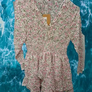BLUSA MANGA LARGA GASA CON ESTAMPADO FLORAL Y VOLANTES