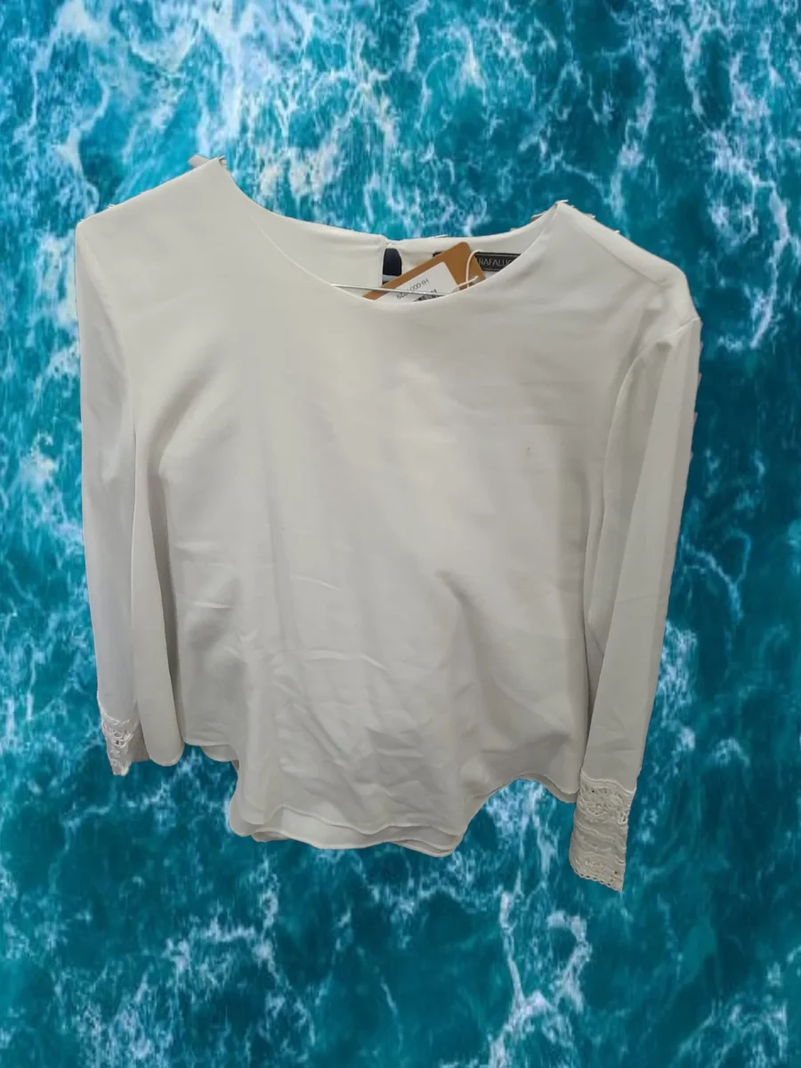 BLUSA MANGA LARGA BLANCA CON ENCAJE EN PUÑOS - Imagen 2
