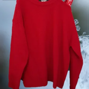 JERSEY ROJO CON ABERTURA EN HOMBRO IZQUIERDO Y DETALLE EN LENTEJUELAS DKNY