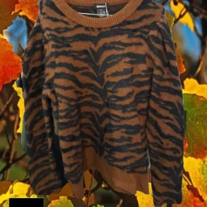 JERSEY MARRON CON ESTAMPADO NEGRO DKNY