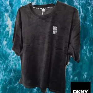 CAMISETA NEGRA TERCIOPELO CON LOGO DKNY EN BRILLANTES ( TARA FALTAN BRILLANTES EN LETRA "N")
