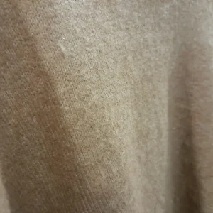 JERSEY MARRÓN CON ABERTURAS EN HOMBRO DKNY ( TARA DESPELUCHADO )