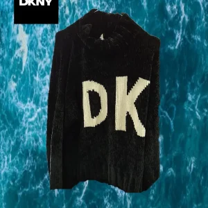 JERSEY NEGRO CON SERIGRAFÍA DKNY ( TARA ENGANCHADO EN LETRAS )