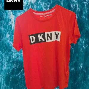 CAMISETA MANGA CORTA ROJA CON LOGO DKNY ( TARA ROTURA LATERAL IZQUIERDO )