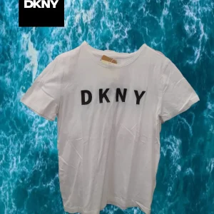 CAMISETA BLANCA MANGA CORTA CON LOGO BORDADO DKNY ( TARA DESCOLORIDA )