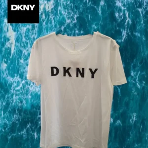CAMISETA BLANCA MANGA CORTA CON LOGO BORDADO DKNY ( TARA ROTURA PARTE SUPERIOR DERECHA )